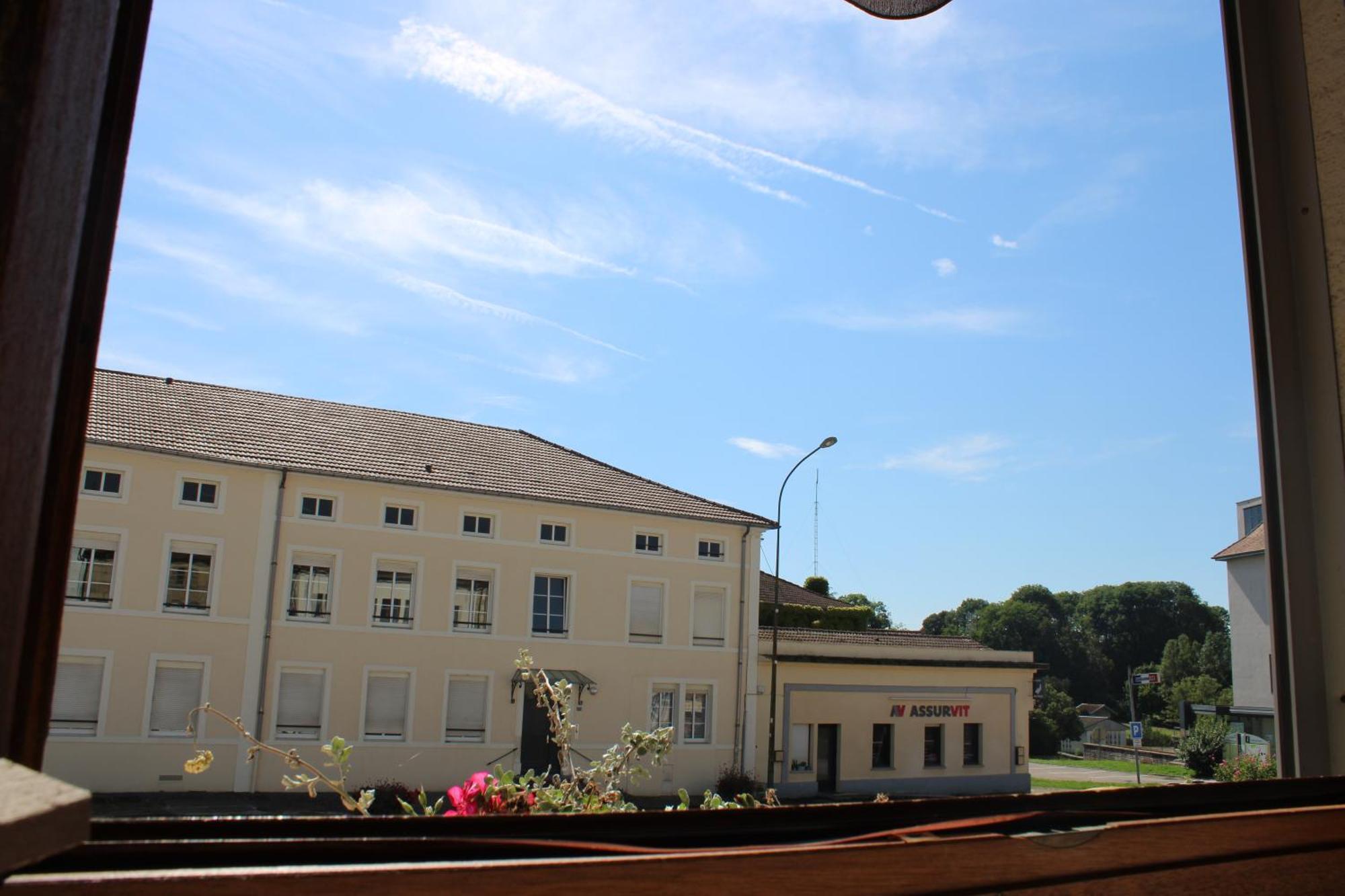 Le Commerce Dompaire Exterior foto